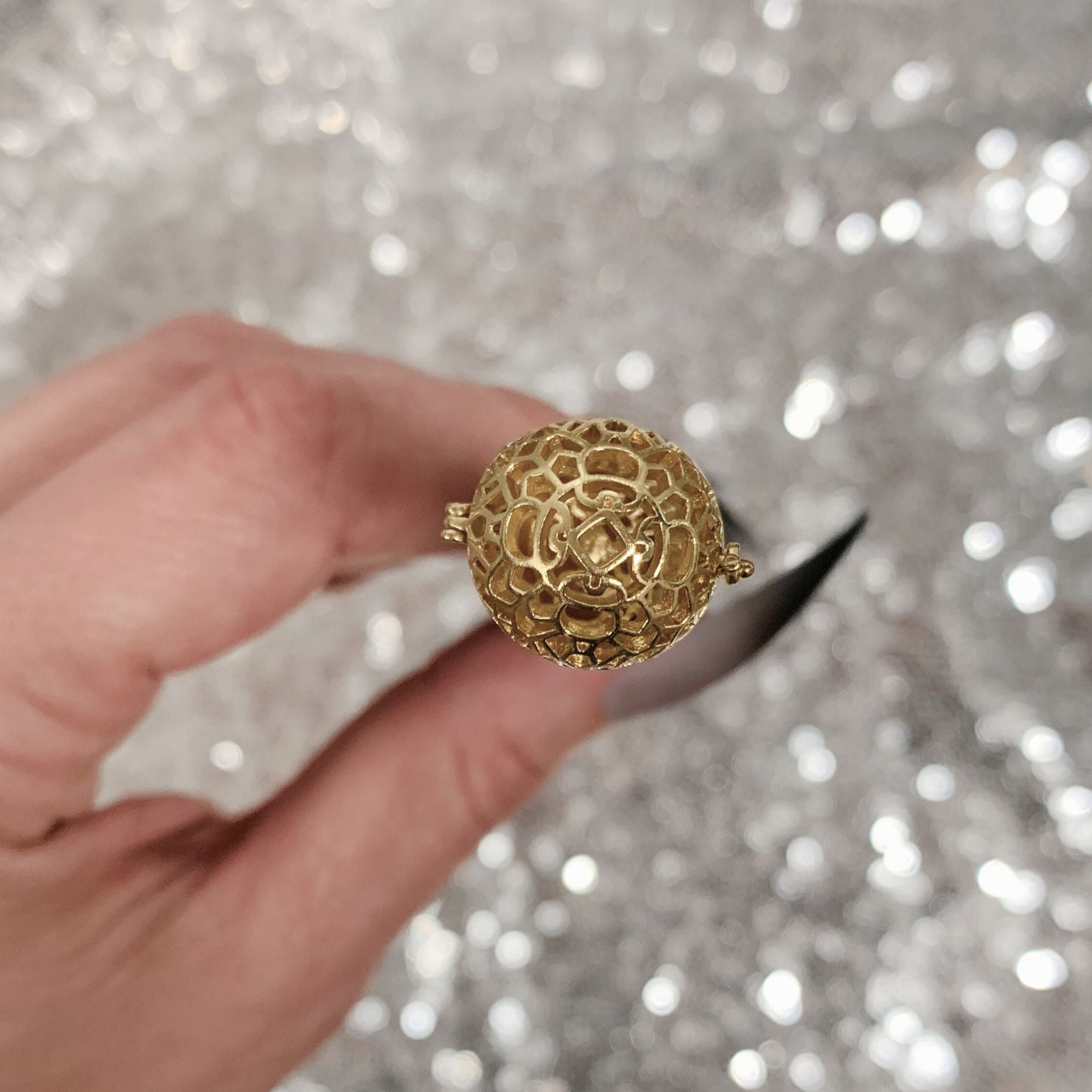 Essential Oil Diffuser Pen in Lavender | Includes 1 ml of Essential Oil and 2 Lava Beads | Refillable